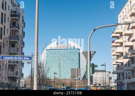 Francoforte, Germania. 27 febbraio 2022. L'hotel Radisson Blu e il moderno edificio urbano di francoforte sul meno in germania in una giornata di sole. Foto Stock