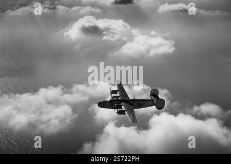 Il Consolidated B-24 Liberator, un bombardiere pesante americano, aveva un design moderno caratterizzato da un'ala Davis altamente efficiente montata a spalla, con un alto rapporto d'aspetto che gli dava un'elevata velocità di crociera, un lungo raggio e la capacità di trasportare un pesante carico di bombe. Tuttavia era relativamente difficile volare, con scarse prestazioni a bassa velocità e soffitto inferiore rispetto al Boeing B-17 Flying Fortress. Il B-24 servì in ogni ramo delle forze armate americane durante la seconda guerra mondiale e divenne il bombardiere più prodotto al mondo, il bombardiere pesante, il multimotore e l'aereo militare americano nella storia. Foto Stock
