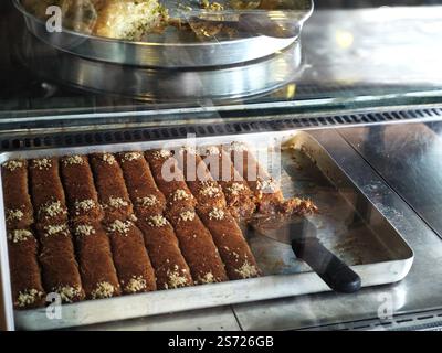 Dolce tradizionale turco Birmania Kadayıf ripieno di noci e appena sfornato dal forno Foto Stock