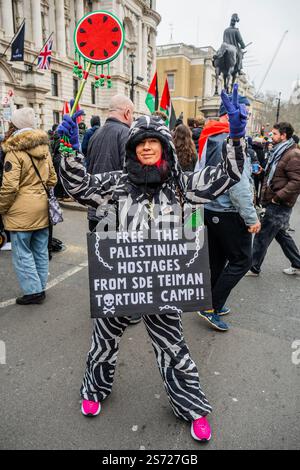 Londra, Regno Unito. 18 gennaio 2025. La 23a marcia nazionale per la Palestina a Londra, dichiarando a Whitehall e dirigendosi verso la BBC, nonostante le restrizioni della polizia. I manifestanti chiedono che la Gran Bretagna ponga fine alla sua "complicità nel genocidio di Israele in Palestina e nei bombardamenti e nell'invasione terrestre del Libano”. La protesta è stata organizzata da Stop the War, Palestine Solidarity Campaign UK e Friends of al Aqsa e altri. Crediti: Guy Bell/Alamy Live News Foto Stock