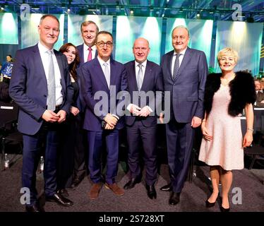 V.l. Mario Tobias, Dr. Christian von Boetticher mit Frau Sarah, CEM Özdemir, Kai Wegner, Joachim Rukwied mit Frau bei der Eröffnungsfeier der Blumenhalle auf der Grünen Woche 2025. *** Da sinistra Mario Tobias, Dr Christian von Boetticher con moglie Sarah, CEM Özdemir, Kai Wegner, Joachim Rukwied con moglie alla cerimonia di apertura della sala dei fiori alla settimana Verde 2025 Foto Stock