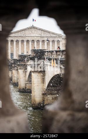 L'Assemblea Nazionale da Place de la Concorde sotto la neve a Parigi Foto Stock