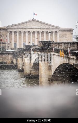 L'Assemblea Nazionale da Place de la Concorde sotto la neve a Parigi 2 Foto Stock