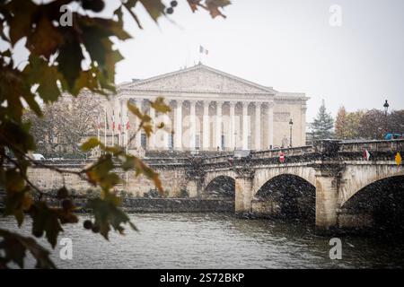 L'Assemblea Nazionale da Place de la Concorde sotto la neve a Parigi 5 Foto Stock