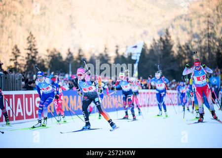 RUHPOLDING, GERMANIA - 18 GENNAIO 2025: - Staffetta femminile, BMW IBU World Cup 2025. Solo per uso editoriale. La rivendita o la distribuzione sono vietate. Foto Stock