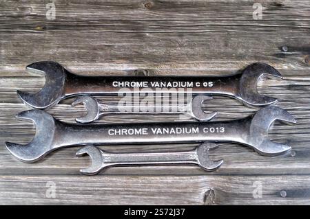 Set di chiavi meccaniche in acciaio, set di utensili manuali, vari utensili come chiavi ad anello, chiavi combinate e chiavi, chiavi a bussola angolate, pinze, nipponiche Foto Stock