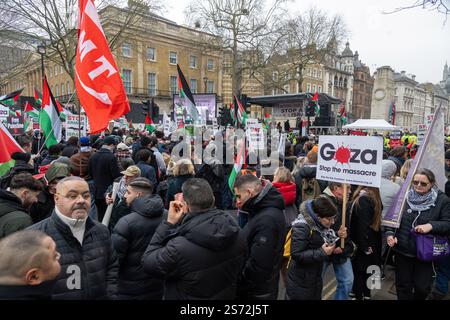 Londra, Regno Unito. 18 gennaio 2025. 18/01/2025. Londra, i manifestanti pro Palestina del Regno Unito partecipano a una manifestazione a Whitehall, mentre oggi entra in vigore un cessate il fuoco concordato tra Israele e Gaza. Credito fotografico: Ray Tang credito: A.A. Gill/Alamy Live News Foto Stock