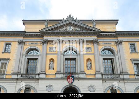 Lugano, Svizzera - 22 dicembre 2024: Facciata del Municipio di Lugano, edificio neoclassico con statue Foto Stock