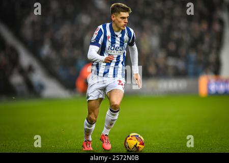 18 gennaio 2025: The Hawthorns, West Bromwich, West Midlands, Inghilterra; EFL Championship Football, West Bromwich Albion contro Stoke City; Tom Fellows di West Bromwich Albion sul ballo Foto Stock