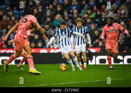 18 gennaio 2025: The Hawthorns, West Bromwich, West Midlands, Inghilterra; EFL Championship Football, West Bromwich Albion contro Stoke City; Mikey Johnston di West Bromwich Albion sul pallone Foto Stock