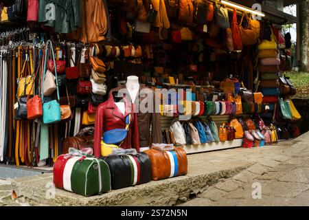 San Marino. 7 ottobre 2024 - borse e accessori colorati in pelle esposti in una bancarella del mercato Foto Stock