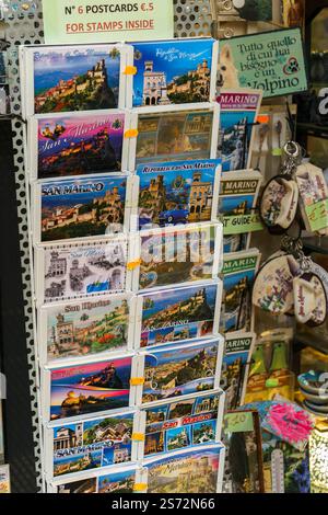 San Marino. 7 ottobre 2024 - cartoline in vendita con i monumenti di San Marino Foto Stock