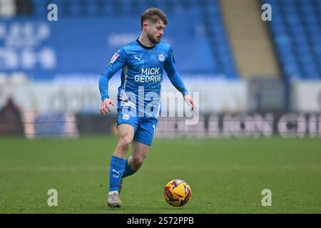 Peterborough, Regno Unito. 18 gennaio 2025. Cian Hayes (18 Peterborough United) controlla la palla durante la partita di Sky Bet League 1 tra Peterborough e Leyton Orient a London Road, Peterborough, venerdì 17 gennaio 2025. (Foto: Kevin Hodgson | mi News) crediti: MI News & Sport /Alamy Live News Foto Stock