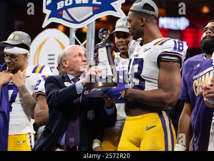 26 gennaio 2014, Atlanta, Georgia, Stati Uniti: Dan Cathy, Chick-fil-A CEO, presenta il trofeo Most Outstanding Player alla LSU Tigersâ€™ Kâ€™Lavon Chaisson adfter la partita di football Chick-fil-A Peach Bowl di Atlanta. (Immagine di credito: © Robin Rayne/ZUMA Press Wire) SOLO PER USO EDITORIALE! Non per USO commerciale! Foto Stock