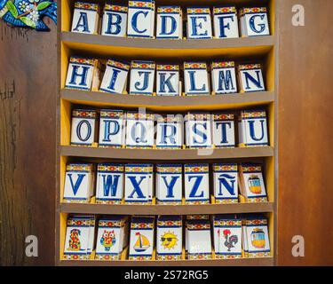 Porto, Portogallo, 25 dicembre 2024: Alfabeto e numeri in ceramica: Una mostra colorata di Vila Nova de Gaia Foto Stock