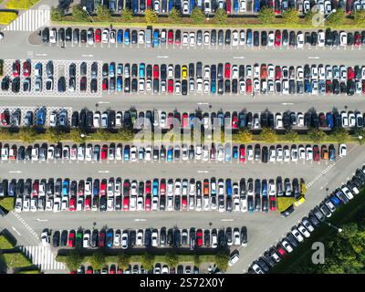 Drone aereo con vista dall'alto del parcheggio Foto Stock