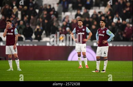 Carlos Soler del West Ham United e i suoi compagni di squadra dopo aver concesso un secondo gol durante la partita di Premier League al London Stadium. Data foto: Sabato 18 gennaio 2025. Foto Stock