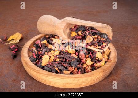 Tè profumato della foresta dei Carpazi con utensili in legno, macro. Foto Stock