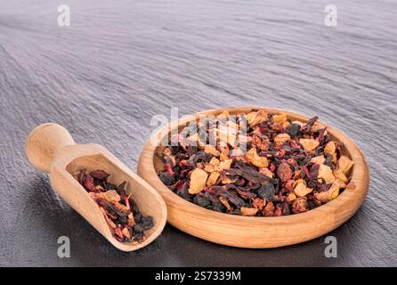 Tè profumato della foresta dei Carpazi con utensili in legno, macro. Foto Stock