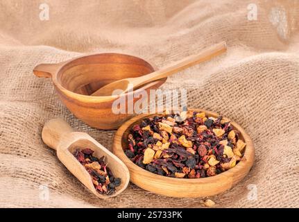 Tè profumato della foresta dei Carpazi con utensili in legno, macro. Foto Stock