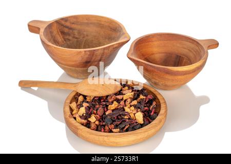Tè profumato della foresta dei Carpazi con utensili in legno, macro, isolato su sfondo bianco. Foto Stock