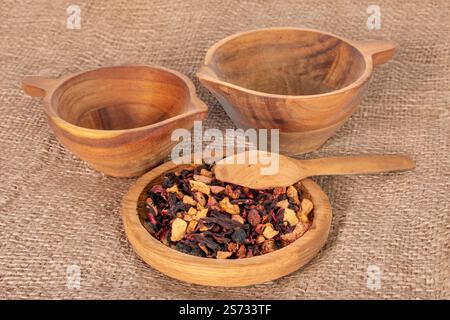 Tè profumato della foresta dei Carpazi con utensili in legno, macro. Foto Stock
