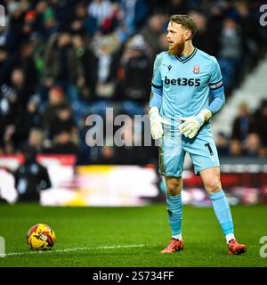 18 gennaio 2025: The Hawthorns, West Bromwich, West Midlands, Inghilterra; EFL Championship Football, West Bromwich Albion contro Stoke City; Viktor Johansson di Stoke cerca un pass outlet dalla scatola Foto Stock