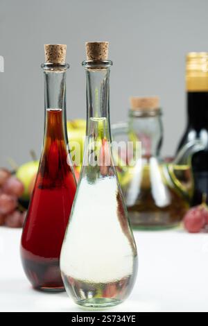 Aceto di vino bianco e aceto di vino rosso in ciotole di aceto di vetro. Foto Stock