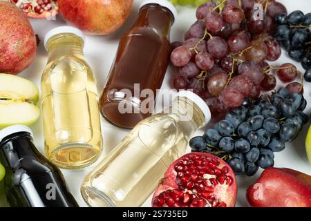 Diversi tipi di aceto balsamico, mela, vino e melograno in bottiglie di vetro Foto Stock