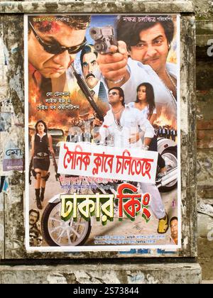 Poster del film "Re di Dacca" a Dacca, Bangladesh, che mostra scene ricche di azione con personaggi drammatici e colorati. Foto Stock