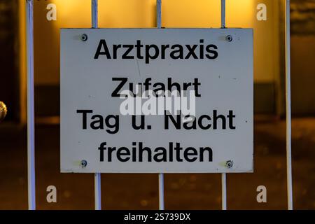 Un cartello in lingua tedesca avverte la gente di non respingere di notte. Il cartello è bianco e nero ed è attaccato a una recinzione Foto Stock