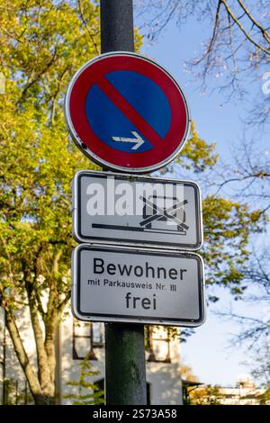 Un segno con un cerchio rosso e una freccia blu che punta verso destra. Il cartello è in tedesco e dice "Bewohner" che significa "residente" Foto Stock