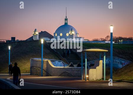 Un bellissimo tramonto a Whitley Bay, con un cielo limpido che presenta la città spagnola e lo skatepark sul lungomare Foto Stock