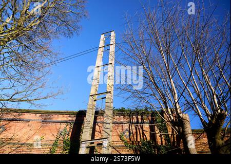 Supporto torre in metallo per cavi ad alta tensione sopra la testa sulla costa occidentale elettrificata Foto Stock