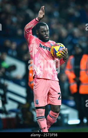 18 gennaio 2025: The Hawthorns, West Bromwich, West Midlands, Inghilterra; EFL Championship Football, West Bromwich Albion contro Stoke City; Junior Tchamadeu di Stoke in procinto di entrare Foto Stock