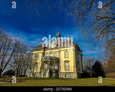 Splendida ed elegante villa neo-barocca Castello di Rauenstein nelle giornate di sole. Uberlingen, Germania. Foto Stock