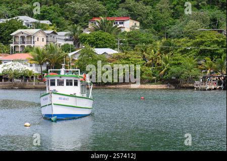 Piccola barca ormeggiata a Roatan, Honduras, nei Caraibi Foto Stock
