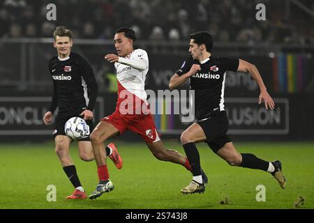 UTRECHT - (l-r) David Moller Wolfe dell'AZ Alkmaar, Miliano Jonathans dell'FC Utrecht, Alexandre Penetra dell'AZ Alkmaar durante la partita olandese Eredivisie tra FC Utrecht e AZ Alkmaar allo stadio Galgenwaard il 18 gennaio 2025 a Utrecht, Paesi Bassi. ROTTURA DELL'OLAF ANP Foto Stock