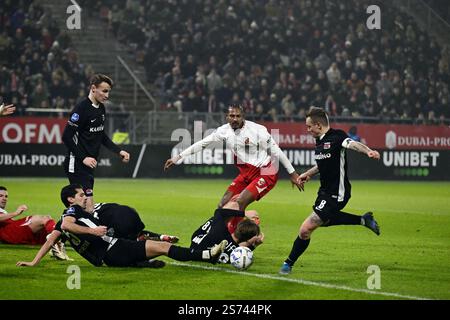 UTRECHT - (l-r) Alexandre Penetra di AZ Alkmaar, David Moller Wolfe di AZ Alkmaar, Sebastien Haller di FC Utrecht, Jordy Clasie di AZ Alkmaar durante l'incontro olandese Eredivisie tra FC Utrecht e AZ Alkmaar allo stadio Galgenwaard il 18 gennaio 2025 a Utrecht, Paesi Bassi. ANP OLAF KRAAK Foto Stock