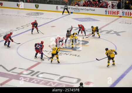 Vindico Arena, Cardiff, Regno Unito. 18 gennaio 2025. IIHF Continental Cup Ice Hockey, Bruleurs de Loups contro GKS Katowice; A Face Off Credit: Action Plus Sports/Alamy Live News Foto Stock