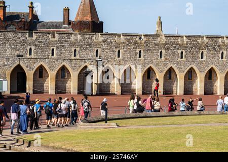 Windsor Regno Unito - 12 agosto 2024; veduta del prato e della strada rossa con turisti e una guardia in marcia. Foto Stock