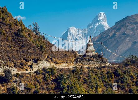 Paesaggio della regione di Solukhumbu sulla strada per il campo base dell'Everest in Nepal Foto Stock