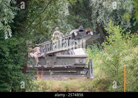 British Army Challenger II 2 Titan Armoured Vehicle Launcher Bridge (AVLB) con soldati ed estensione del ponte Foto Stock
