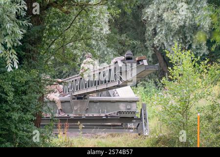 British Army Challenger II 2 Titan Armoured Vehicle Launcher Bridge (AVLB) con soldati ed estensione del ponte Foto Stock