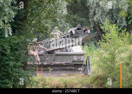 British Army Challenger II 2 Titan Armoured Vehicle Launcher Bridge (AVLB) con soldati ed estensione del ponte Foto Stock