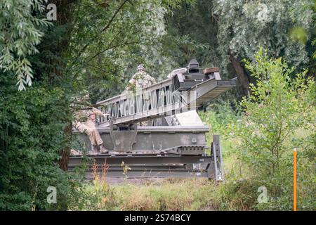 British Army Challenger II 2 Titan Armoured Vehicle Launcher Bridge (AVLB) con soldati ed estensione del ponte Foto Stock