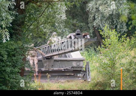 British Army Challenger II 2 Titan Armoured Vehicle Launcher Bridge (AVLB) con soldati ed estensione del ponte Foto Stock