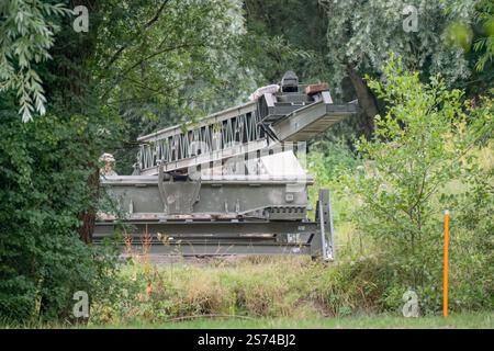British Army Challenger II 2 Titan Armoured Vehicle Launcher Bridge (AVLB) con soldati ed estensione del ponte Foto Stock
