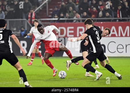 UTRECHT - (l-r) Yoann Cathline di FC Utrecht, Wouter Goes di AZ Alkmaar, Peer Koopmeiners di AZ Alkmaar durante la partita olandese Eredivisie tra FC Utrecht e AZ Alkmaar allo stadio Galgenwaard il 18 gennaio 2025 a Utrecht, Paesi Bassi. ANP OLAF KRAAK Foto Stock