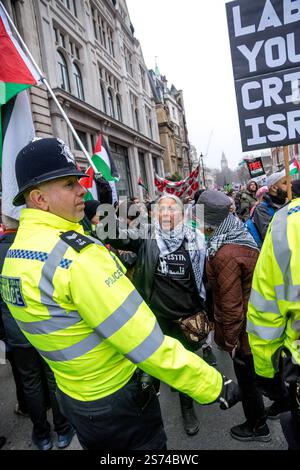 Whitehall, Londra, Regno Unito. 18 gennaio 2025. La polizia metropolitana ha usato i suoi poteri ai sensi del Public Order Act per impedire che la campagna di solidarietà della Palestina si riunisca al di fuori della sede centrale della BBC a Londra. La forza informò gli organizzatori che nutriva preoccupazioni per i fedeli ebrei che arrivavano alla Sinagoga centrale di Londra. Dopo le discussioni con la polizia di Met i manifestanti accettarono di tenere una dimostrazione statica a Whitehall, tuttavia un certo numero tentò di marciare e 20-30 persone furono arrestate. Crediti: Newspics UK London/Alamy Live News Foto Stock